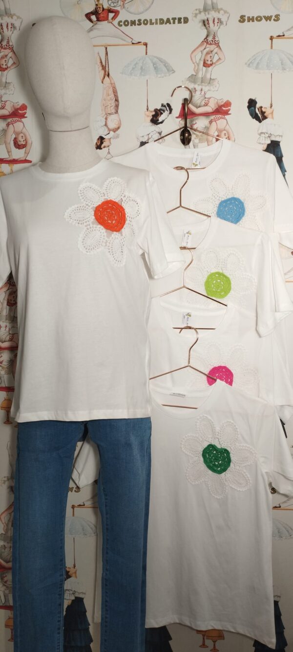 CAMISETA BLANCA M/C FLOR GANCHILLO 2218